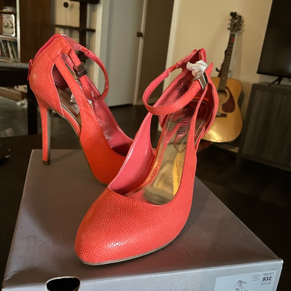 Jennifer Lopez pumps with strap, never worn 7.5